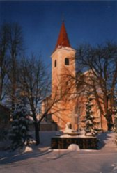 Eine Kirche mit einem Kirchturm